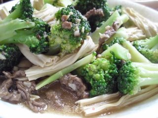酱牛肉拌腐竹西兰花的做法步骤：8