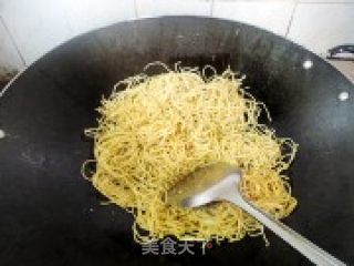 炒虾子面的做法步骤：4