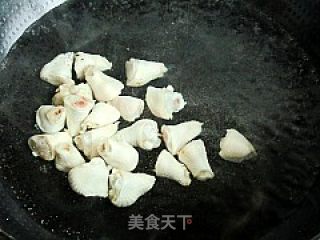 简单家常菜---鸡小肘烧土豆的做法步骤：2