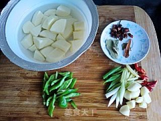 简单家常菜---鸡小肘烧土豆的做法步骤：3