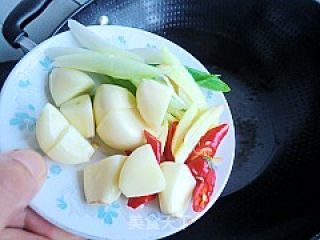 简单家常菜---鸡小肘烧土豆的做法步骤：5