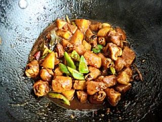 简单家常菜---鸡小肘烧土豆的做法步骤：17