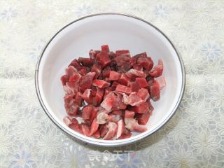 彩椒牛肉丁的做法步骤：1