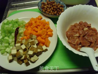 宫爆肉丁的做法步骤：1