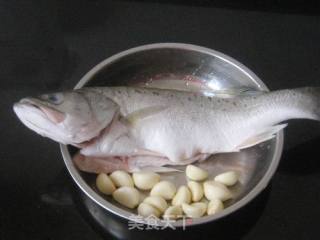 蒜子烧海鲈鱼的做法步骤：1
