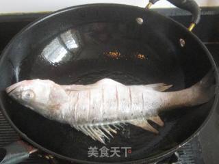 蒜子烧海鲈鱼的做法步骤：2
