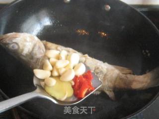 蒜子烧海鲈鱼的做法步骤：4