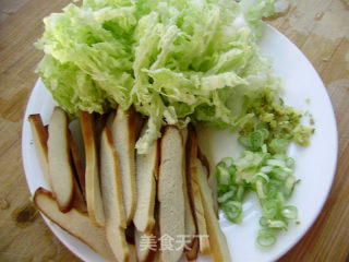 简简单单健康早餐----白菜豆干汤面的做法步骤：2
