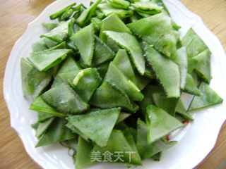 家常菜----火腿肠炒扁豆的做法步骤：1