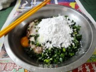 酥炸--香葱猪肉饺子的做法步骤：2