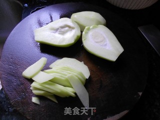 蒜茸炒佛手瓜　的做法步骤：1