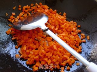 干剥皮鱼炒胡萝卜丁的做法步骤：5