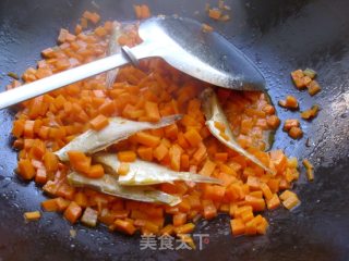 干剥皮鱼炒胡萝卜丁的做法步骤：6