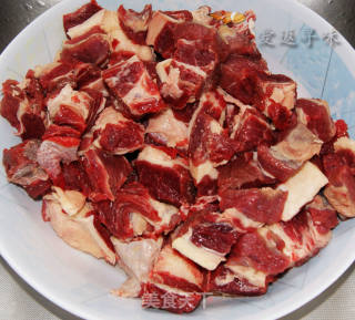 柱侯酱焖牛腩的做法步骤：1
