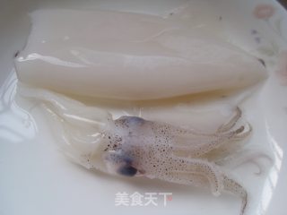西芹炒鲜鱿的做法步骤：1