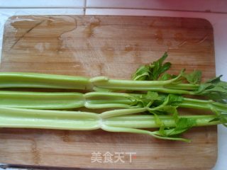 西芹炒鲜鱿的做法步骤：2