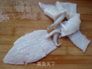 西芹炒鲜鱿的做法步骤：3
