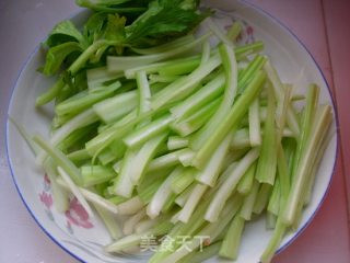 西芹炒鲜鱿的做法步骤：4