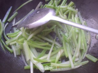 西芹炒鲜鱿的做法步骤：6