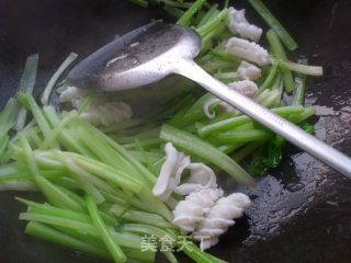 西芹炒鲜鱿的做法步骤：8
