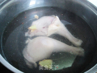 简单版五香手撕鸡的做法步骤：2