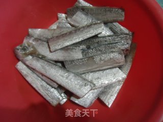 红烧带鱼的做法步骤：1