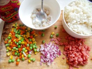 给剩米饭披上华丽的外衣—蛋包饭的做法步骤：3