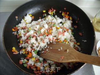 给剩米饭披上华丽的外衣—蛋包饭的做法步骤：8