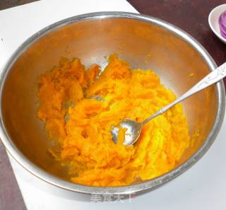 富贵菊花图——面食入画的做法步骤：1