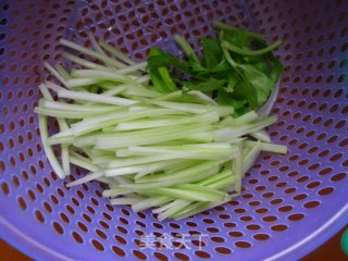 西芹拌腐竹的做法步骤：2
