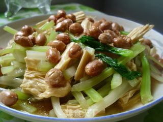 西芹拌腐竹的做法步骤：6