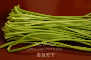 素炒红薯柄的做法步骤：1