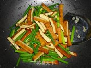 香干炒蒜苔的做法步骤：2