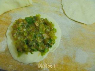 【方便制作的花样饼大全】牛肉芹菜月牙馅饼的做法步骤：11