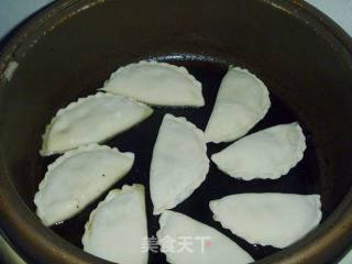 【方便制作的花样饼大全】牛肉芹菜月牙馅饼的做法步骤：12