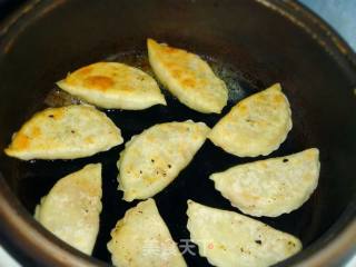 【方便制作的花样饼大全】牛肉芹菜月牙馅饼的做法步骤：13