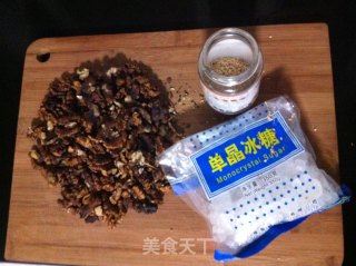 冰糖核桃仁的做法步骤：1