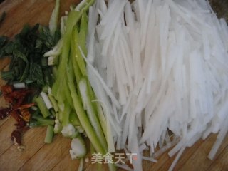 辣炒萝卜丝的做法步骤：1