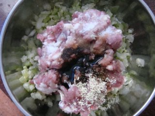 芹菜馅水饺的做法步骤：4