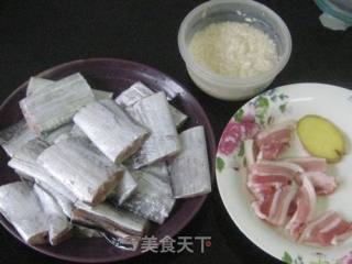 咸肉酒酿蒸带鱼的做法步骤：1