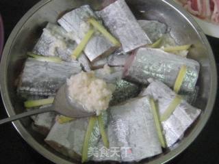 咸肉酒酿蒸带鱼的做法步骤：2