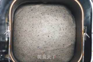 【黑芝麻餐包】的做法步骤：4