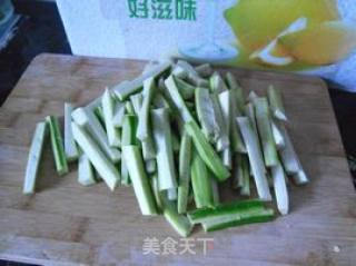 【剁椒煸炒蛇瓜条】的做法步骤：2