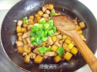 多吃点粗粮让健康加分---南瓜鸡丁玉米饭的做法步骤：7