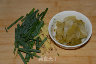 潮汕咸菜炒墨斗须的做法步骤：2