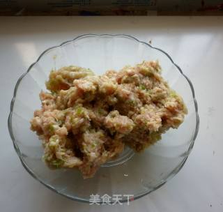 猪耳朵韭菜鲜肉饺子的做法步骤：2