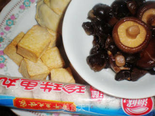 香菇蛋饺鱼丸汤的做法步骤：1