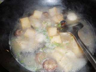 香菇蛋饺鱼丸汤的做法步骤：4