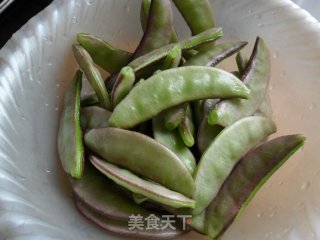 蒜蓉辣酱炒扁豆的做法步骤：1