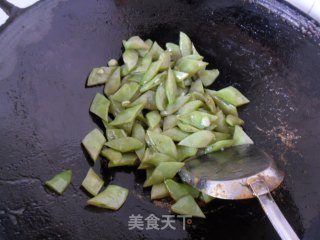 蒜蓉辣酱炒扁豆的做法步骤：4